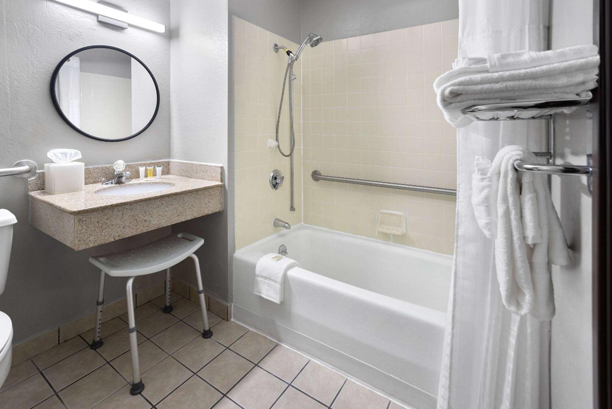 Super 8 By Wyndham Oh/wheeling Wv Area Hotel 2*