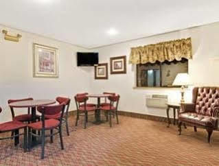Super 8 By Wyndham Oh/wheeling Wv Area Hotel 2*